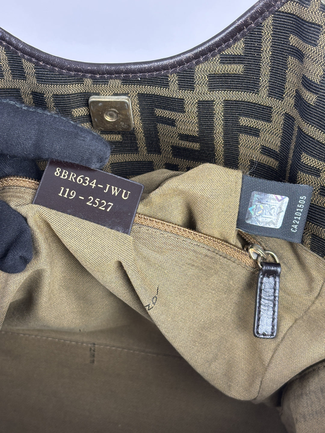 Fendi Zucca Canvas Chef Shoulder Bag in Tabak/Schwarz, Detailansicht 14