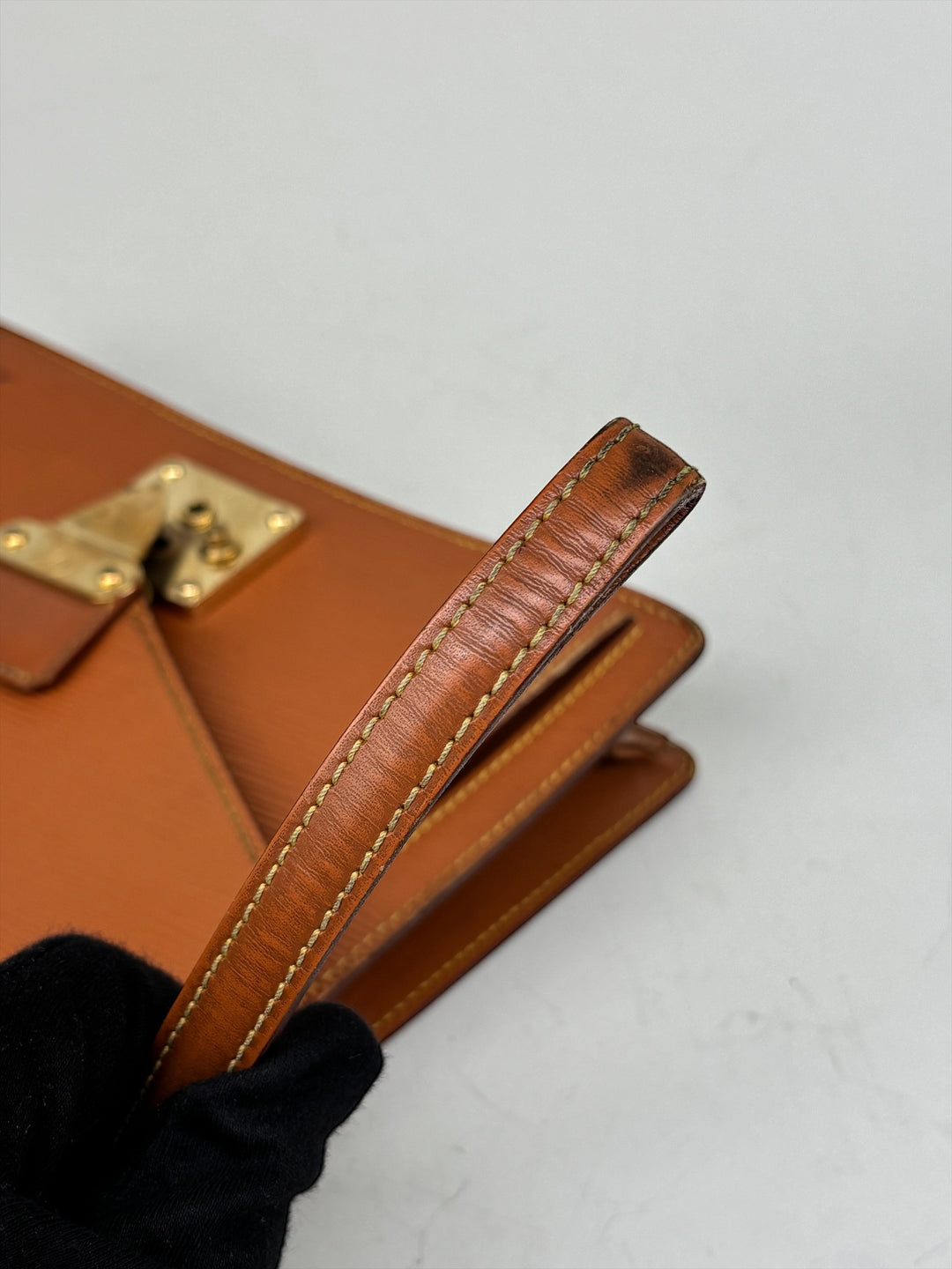 Louis Vuitton Epi Sellier Dragonne Clutch in Kenyan Fawn, Detailansicht 13