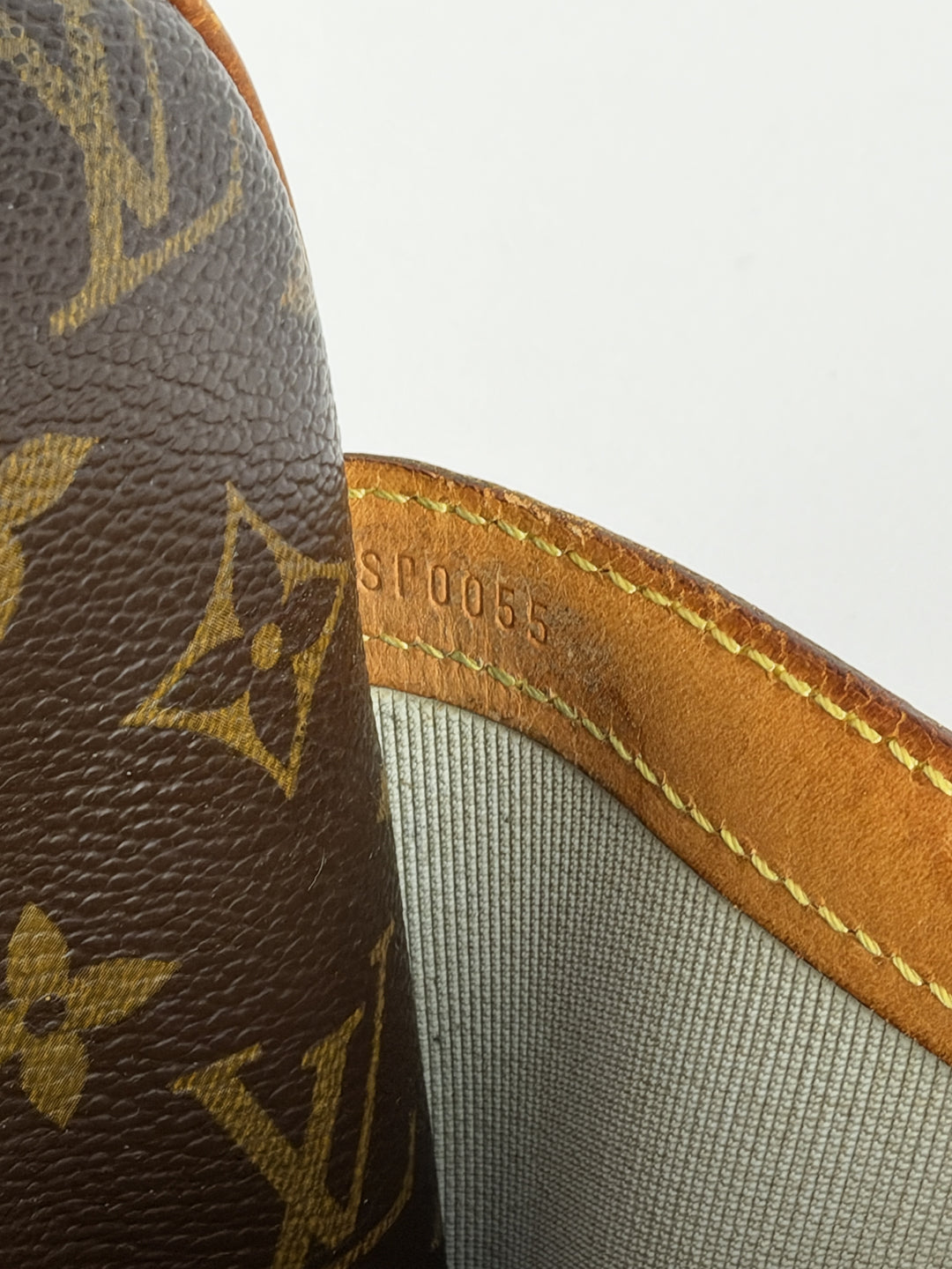 Louis Vuitton Monogram Reporter PM Shoulder Bag in Braun/Beige, Detailansicht 15