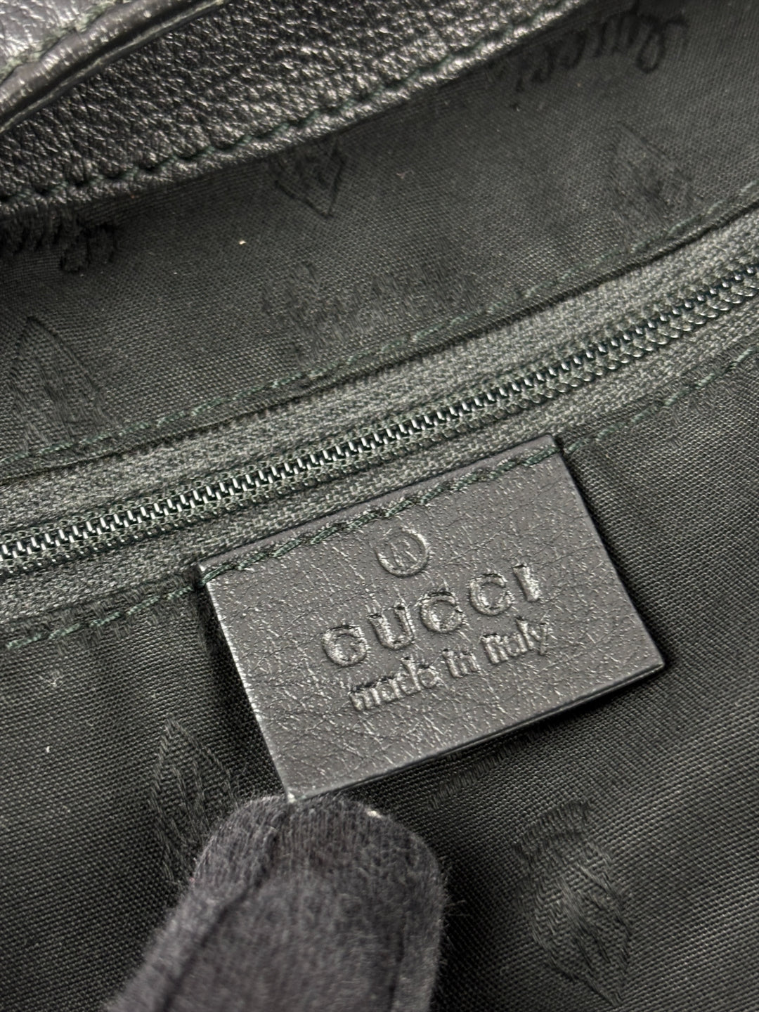 Gucci Guccissima Leather New Britt Hobo Shoulder Bag in Schwarz, Detailansicht 15