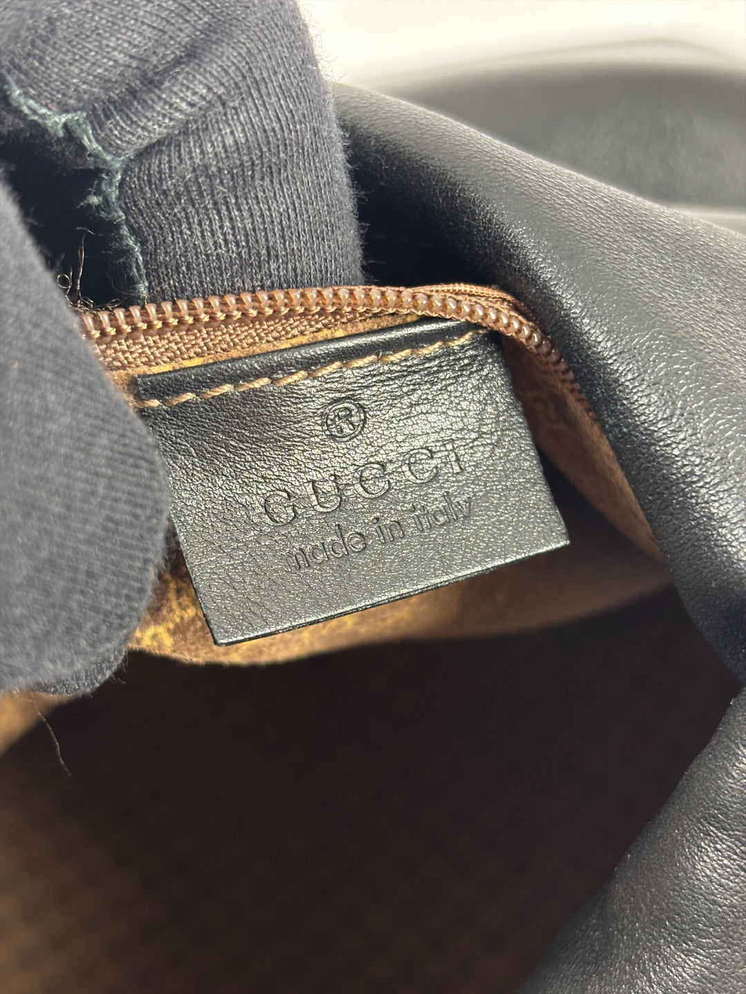Gucci Leather V Hobo Shoulder Bag in Schwarz, Detailansicht 15