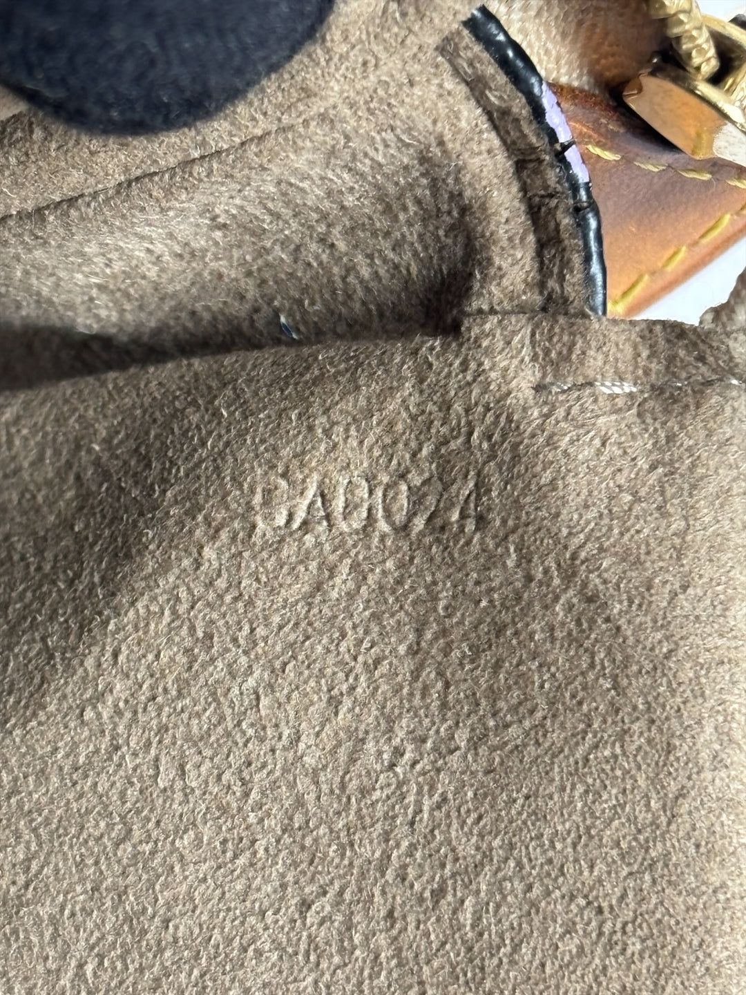 Louis Vuitton Monogram Multicolore Pochette Accessoires Shoulder Bag in Schwarz, Detailansicht 15
