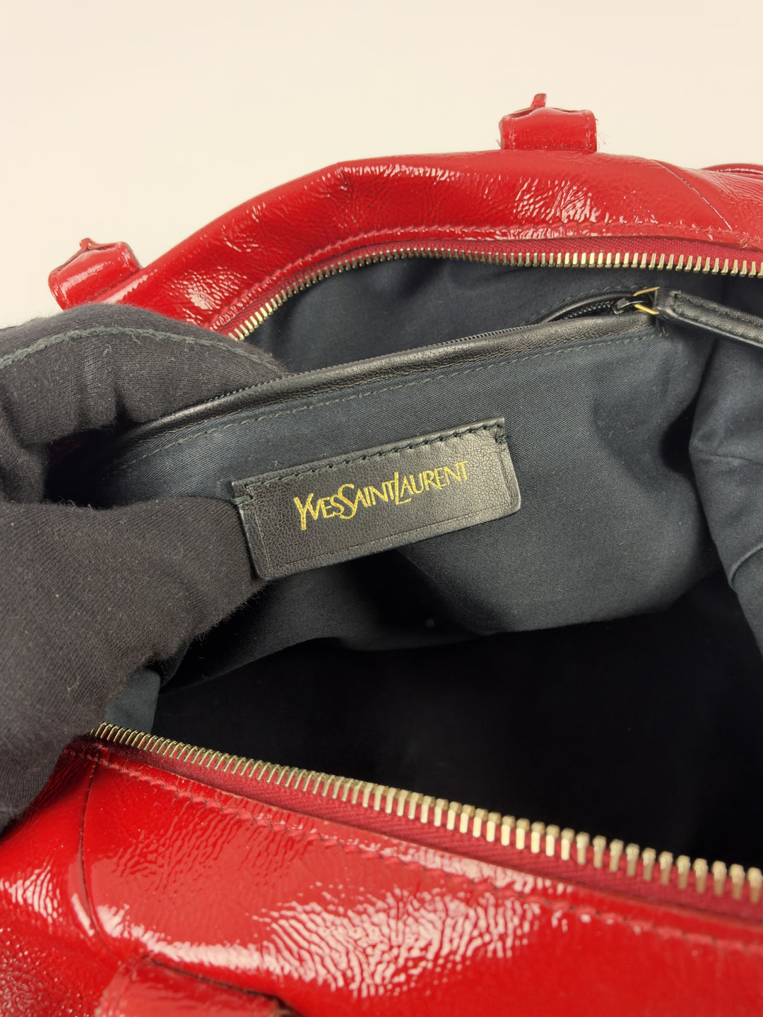 Yves Saint Laurent Easy Y Patent Leather Bag in Rot, Detailansicht 15