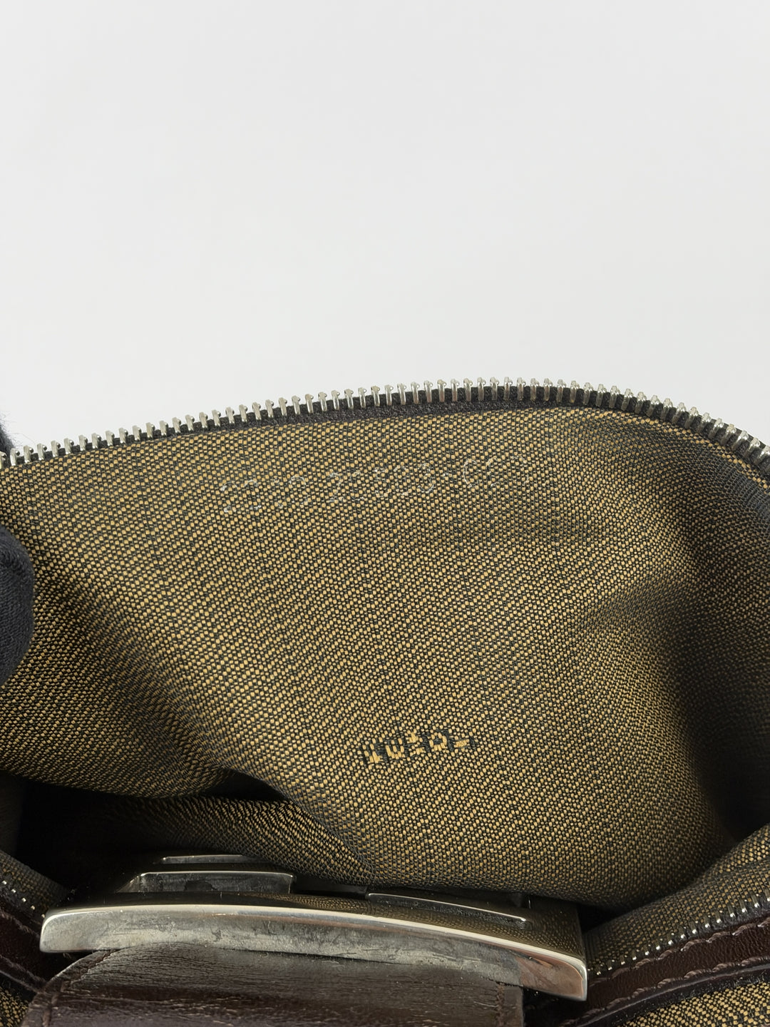 Fendi Zucca Canvas Baguette Buckle Shoulder Bag in Tabakbraun/Schwarz, Detailansicht 15