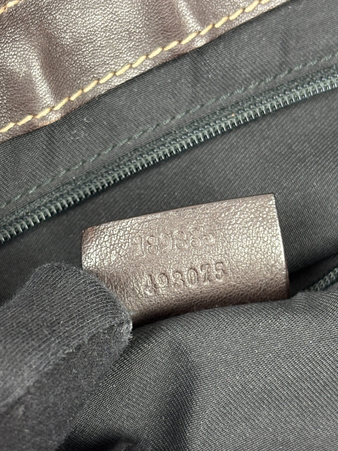 Gucci Abbey D-Ring Leather Hobo Shoulder Bag in Dunkelbraun, Detailansicht 15