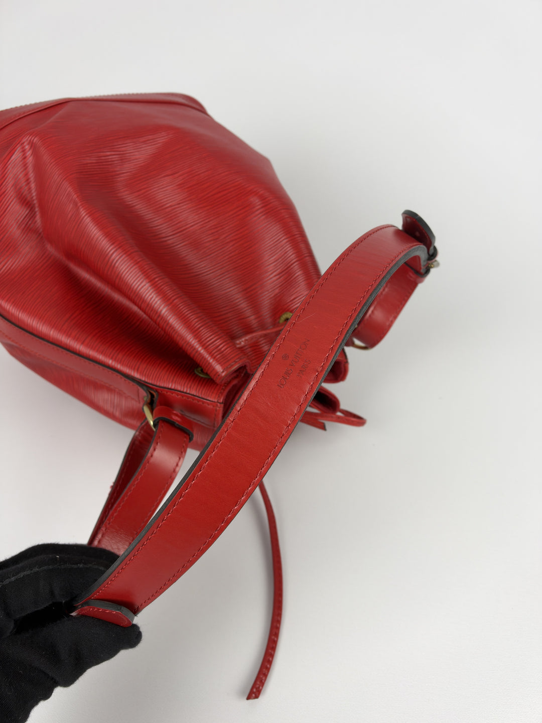 Louis Vuitton Epi Noé GM Shoulder Bag in Rot, Detailansicht 15