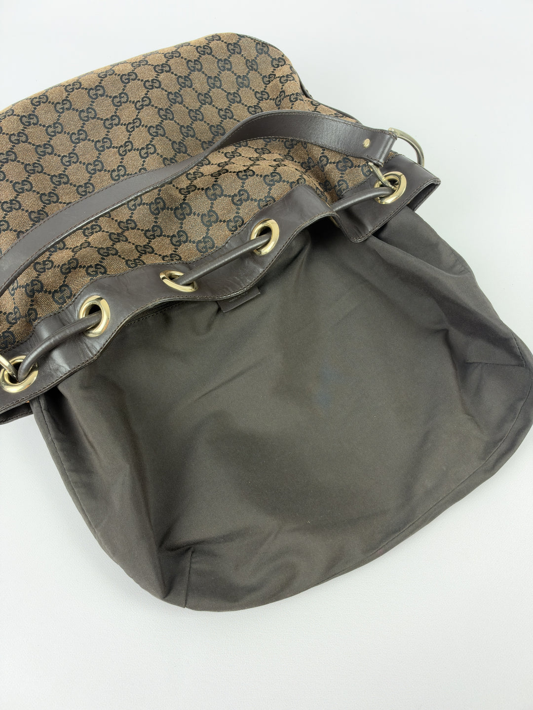 Gucci GG Canvas Drawstring Bucket Shoulder Bag in Braun/Schwarz, Detailansicht 12