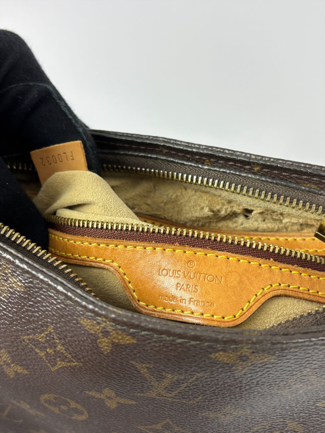 Louis Vuitton Monogram Looping PM Shoulder Bag in Braun, Detailansicht 15