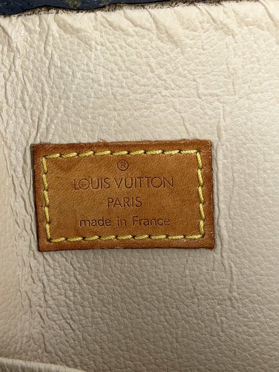 Louis Vuitton Monogram Sac Plat in Braun, Detailansicht 15