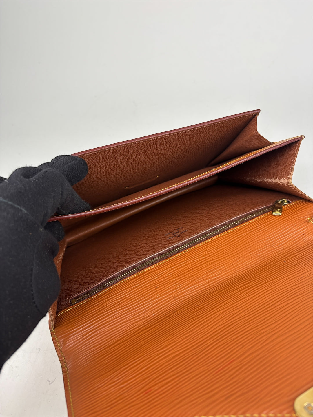 Louis Vuitton Epi Sellier Dragonne Clutch in Kenyan Fawn, Detailansicht 14