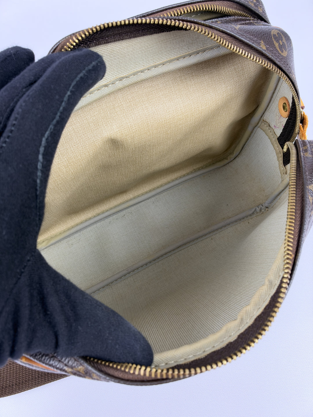 Louis Vuitton Monogram Reporter PM Shoulder Bag in Braun/Beige, Detailansicht 16