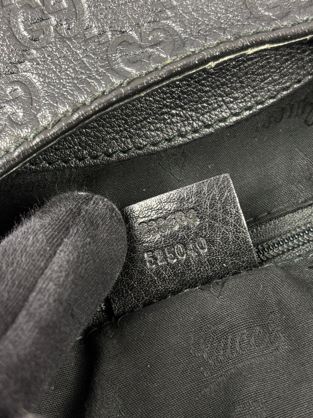 Gucci Guccissima Leather New Britt Hobo Shoulder Bag in Schwarz, Detailansicht 16