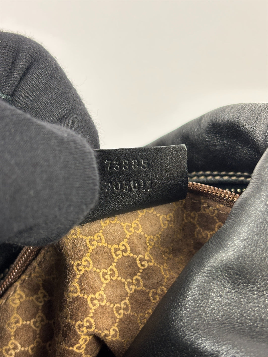 Gucci Leather V Hobo Shoulder Bag in Schwarz, Detailansicht 16
