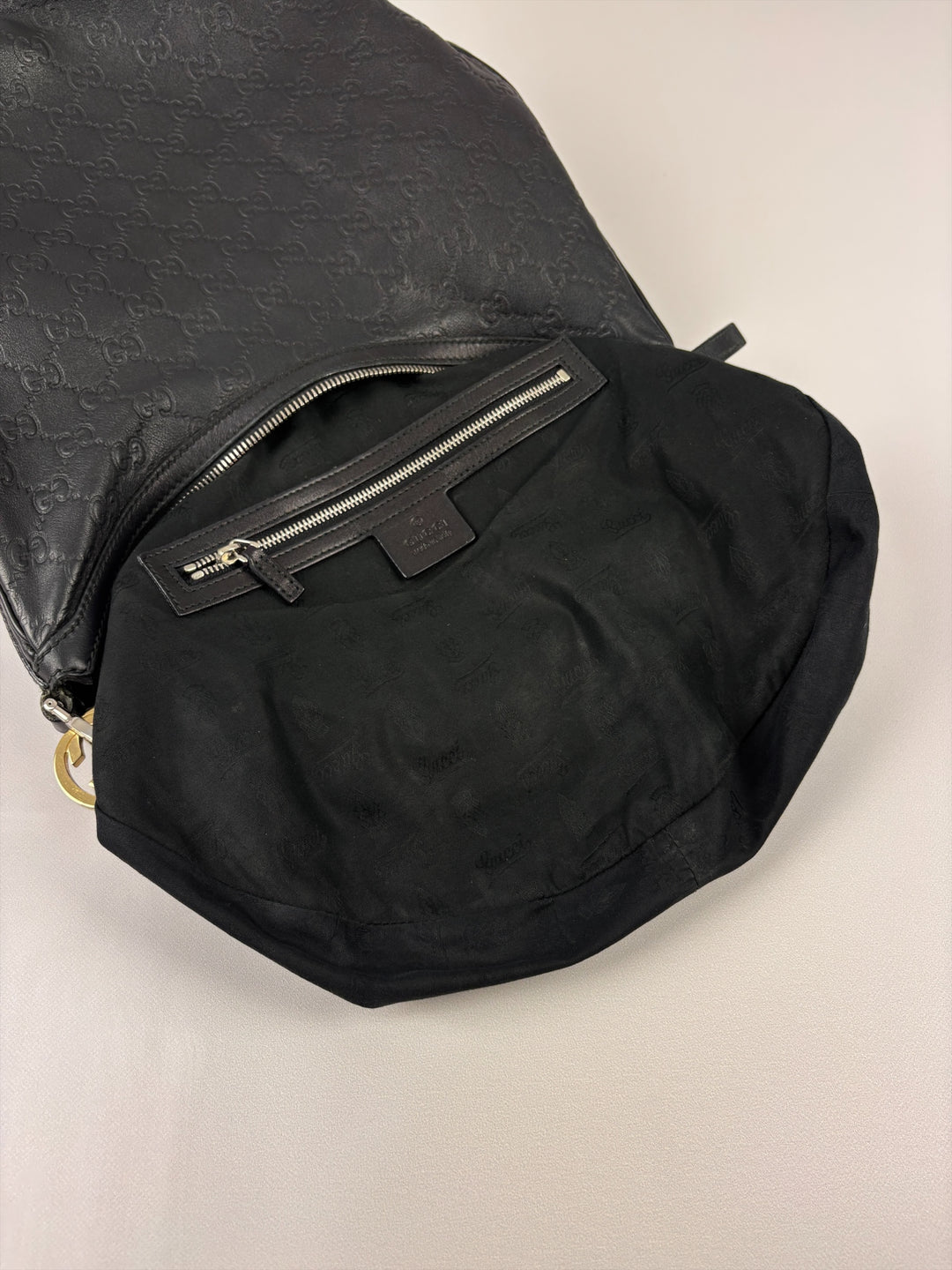 Gucci Guccissima Leather GG Twins Hobo Shoulder Bag in Schwarz, Detailansicht 16