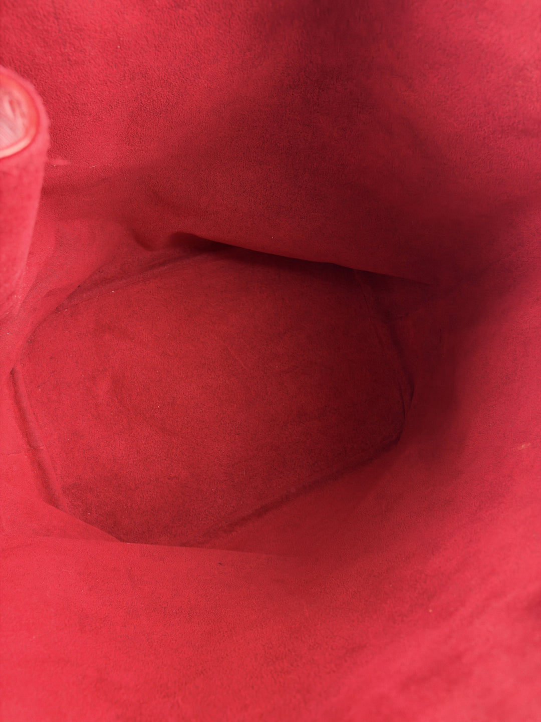 Louis Vuitton Epi Noé GM Shoulder Bag in Rot, Detailansicht 16
