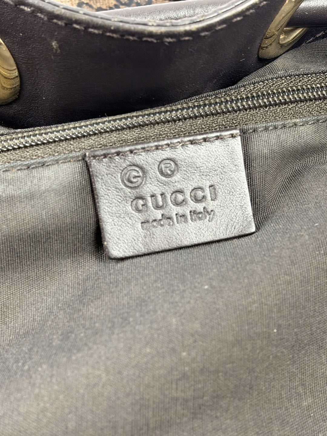 Gucci GG Canvas Drawstring Bucket Shoulder Bag in Braun/Schwarz, Detailansicht 13