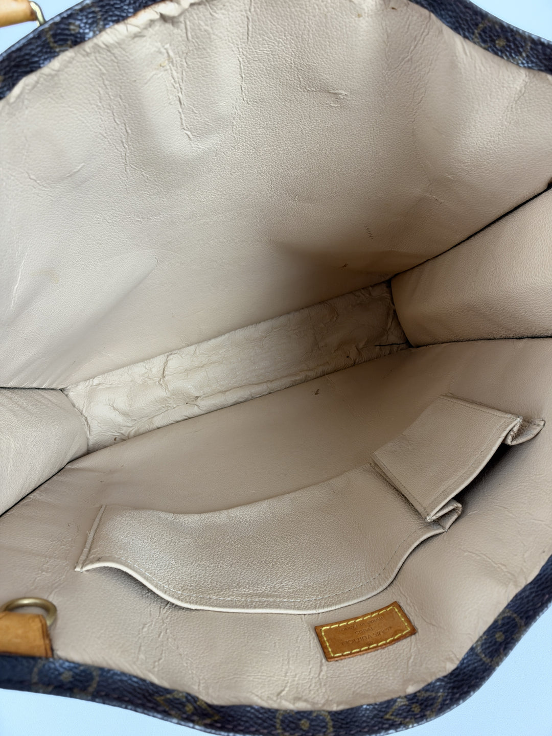 Louis Vuitton Monogram Sac Plat in Braun, Detailansicht 16