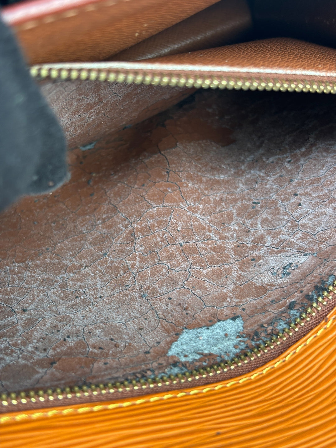 Louis Vuitton Epi Sellier Dragonne Clutch in Kenyan Fawn, Detailansicht 15
