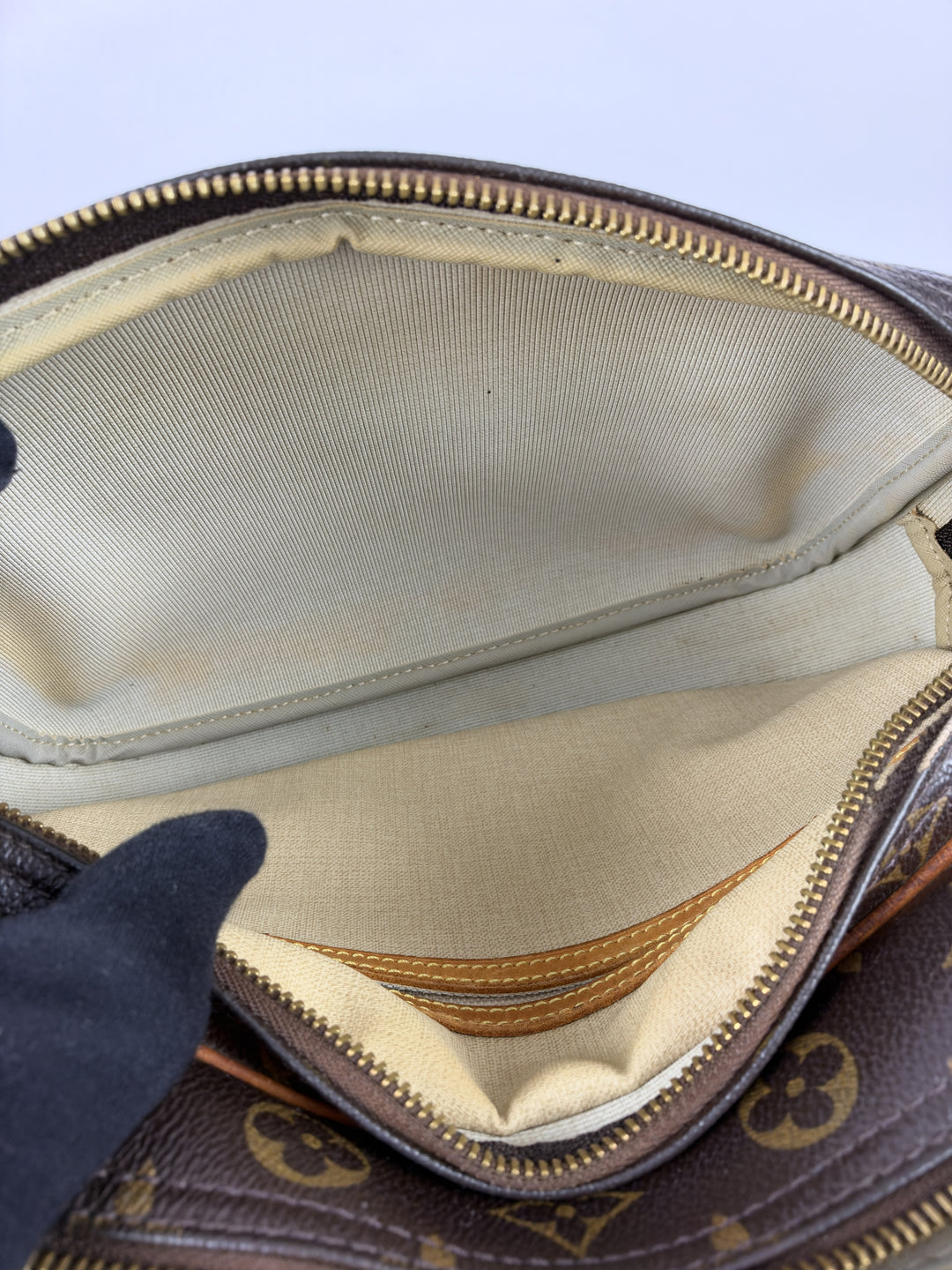 Louis Vuitton Monogram Reporter PM Shoulder Bag in Braun/Beige, Detailansicht 17