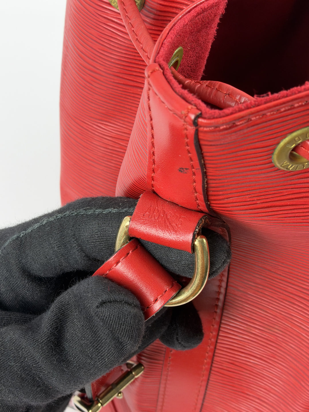 Louis Vuitton Epi Noé GM Shoulder Bag in Rot, Detailansicht 17