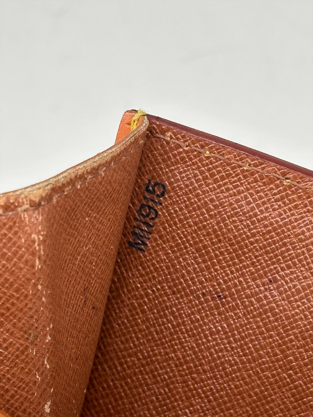 Louis Vuitton Epi Sellier Dragonne Clutch in Kenyan Fawn, Detailansicht 16