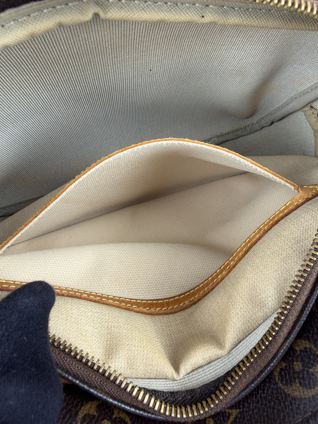 Louis Vuitton Monogram Reporter PM Shoulder Bag in Braun/Beige, Detailansicht 18