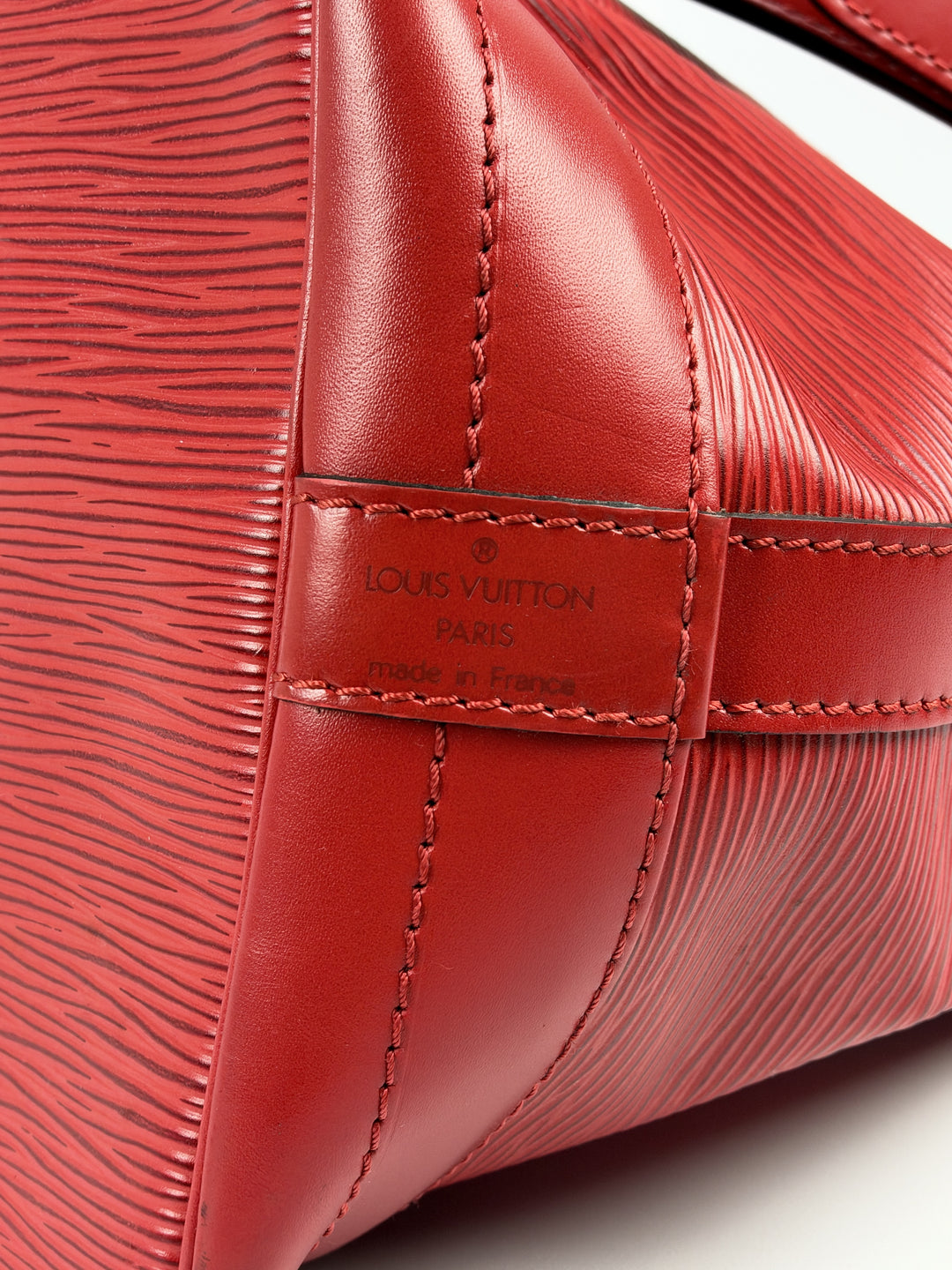 Louis Vuitton Epi Noé GM Shoulder Bag in Rot, Detailansicht 18