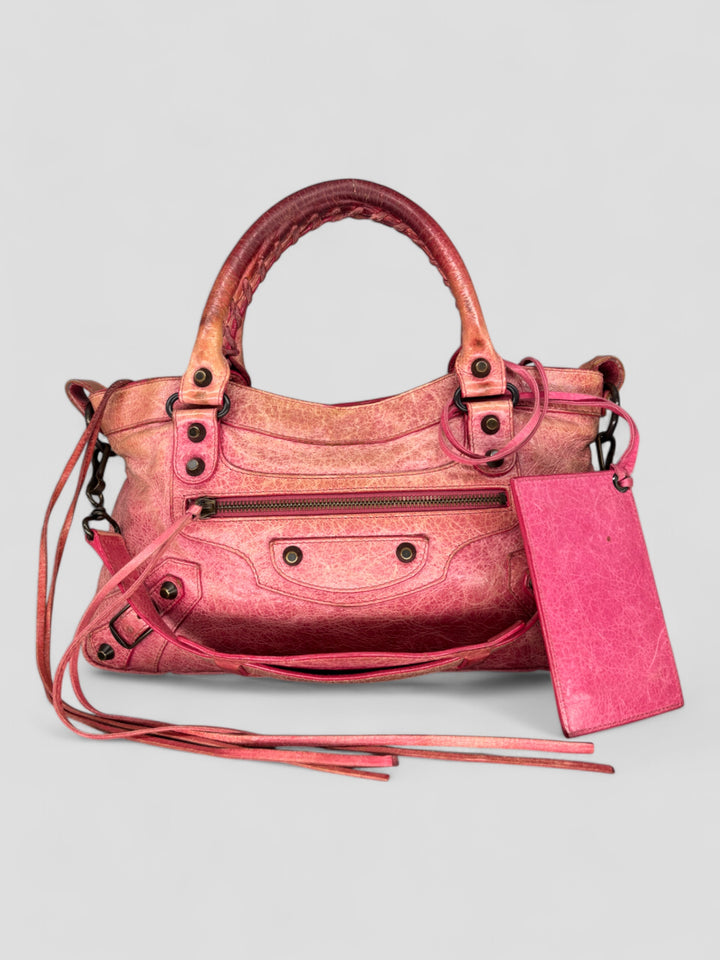 Balenciaga City Tasche aus strukturiertem Leder in Pink mit charakteristischen Metalldetails, Lederfransen und geräumigem Innenraum
