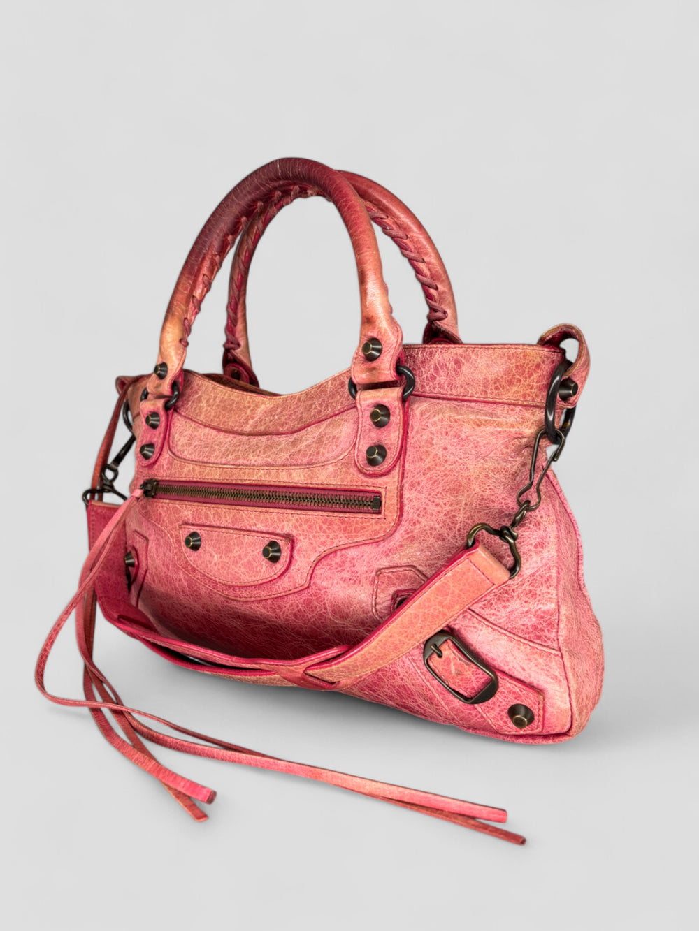 Balenciaga City Tasche aus strukturiertem Leder in Pink mit charakteristischen Metalldetails, Lederfransen und geräumigem Innenraum