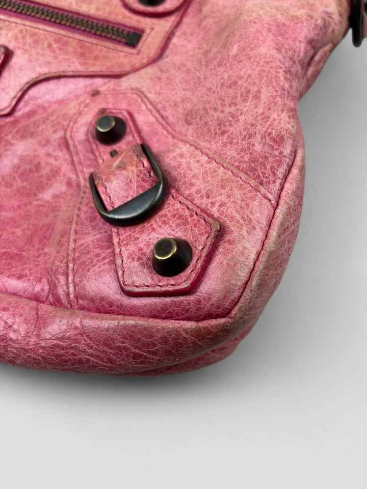 Balenciaga City Tasche aus strukturiertem Leder in Pink mit charakteristischen Metalldetails, Lederfransen und geräumigem Innenraum