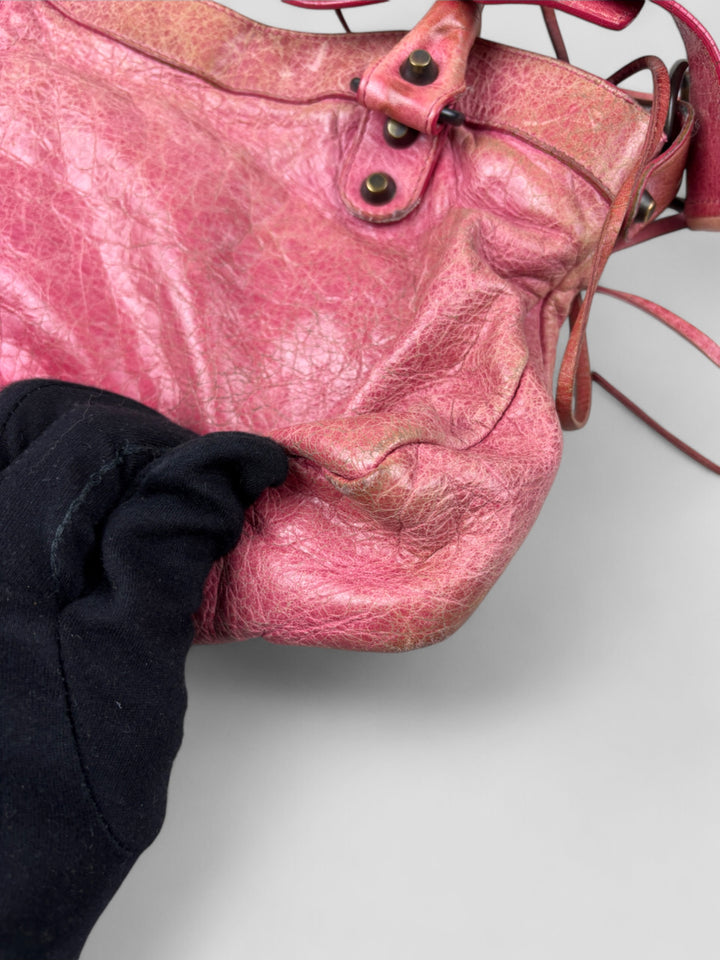 Balenciaga City Tasche aus strukturiertem Leder in Pink mit charakteristischen Metalldetails, Lederfransen und geräumigem Innenraum