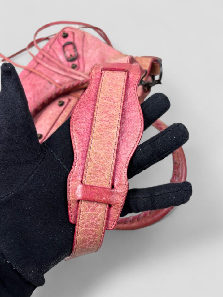 Balenciaga City Tasche aus strukturiertem Leder in Pink mit charakteristischen Metalldetails, Lederfransen und geräumigem Innenraum