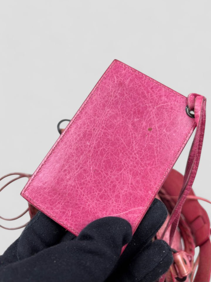 Balenciaga City Tasche aus strukturiertem Leder in Pink mit charakteristischen Metalldetails, Lederfransen und geräumigem Innenraum