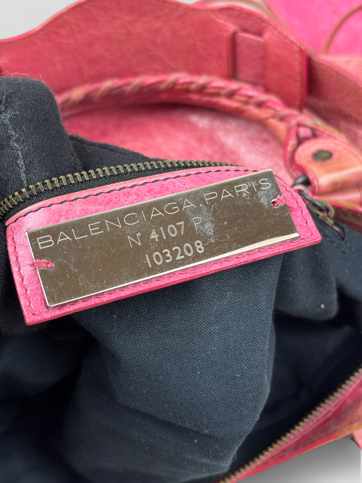 Balenciaga City Tasche aus strukturiertem Leder in Pink mit charakteristischen Metalldetails, Lederfransen und geräumigem Innenraum
