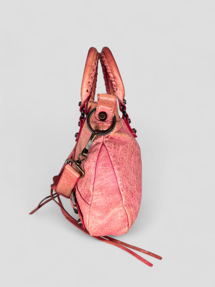Balenciaga City Tasche aus strukturiertem Leder in Pink mit charakteristischen Metalldetails, Lederfransen und geräumigem Innenraum