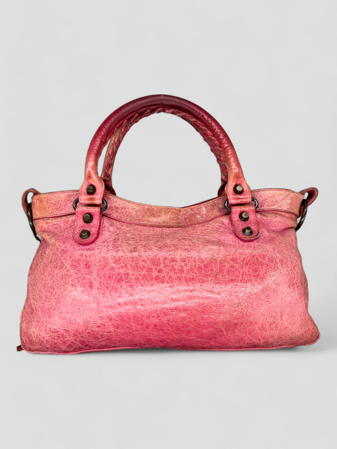 Balenciaga City Tasche aus strukturiertem Leder in Pink mit charakteristischen Metalldetails, Lederfransen und geräumigem Innenraum