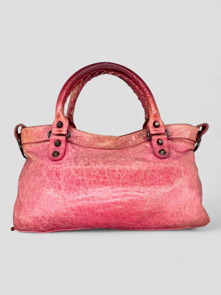 Balenciaga City Tasche aus strukturiertem Leder in Pink mit charakteristischen Metalldetails, Lederfransen und geräumigem Innenraum