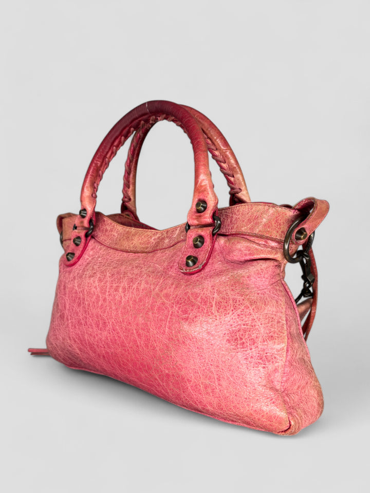 Balenciaga City Tasche aus strukturiertem Leder in Pink mit charakteristischen Metalldetails, Lederfransen und geräumigem Innenraum