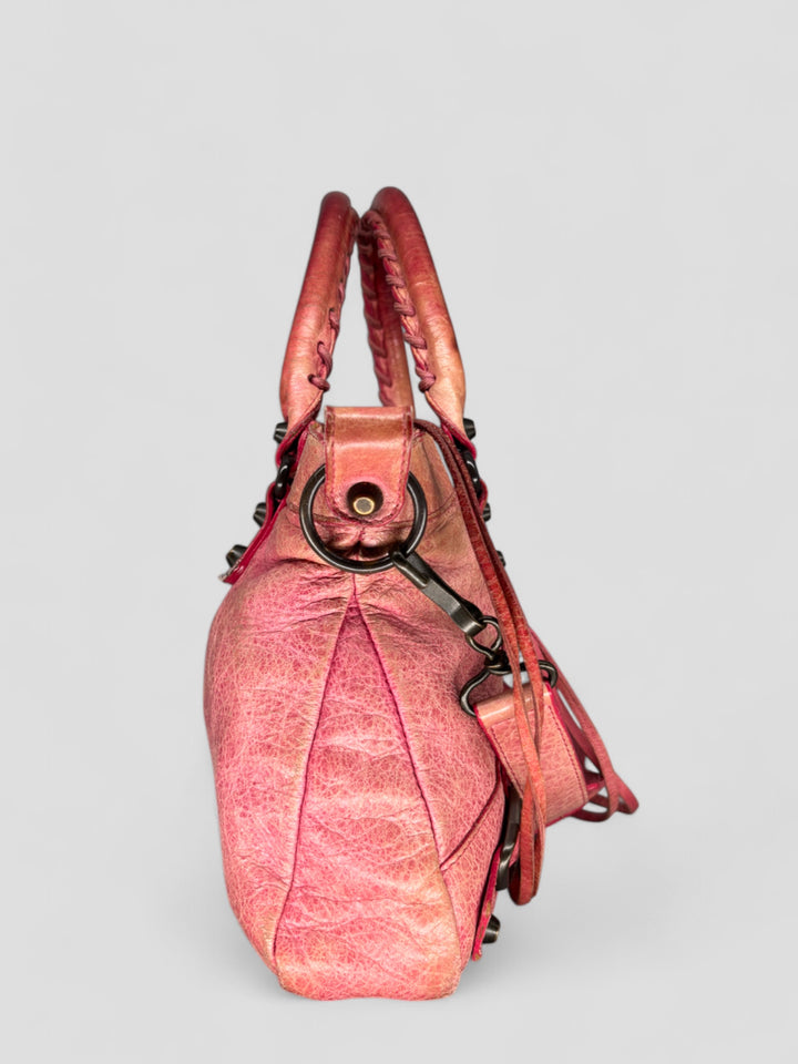 Balenciaga City Tasche aus strukturiertem Leder in Pink mit charakteristischen Metalldetails, Lederfransen und geräumigem Innenraum