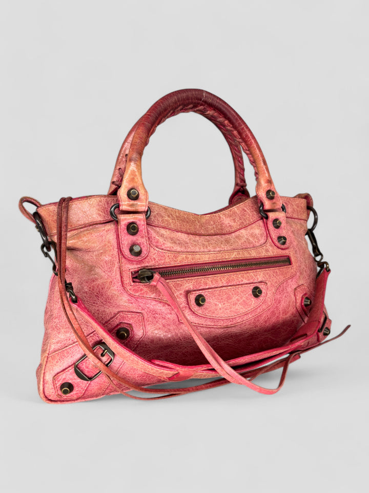 Balenciaga City Tasche aus strukturiertem Leder in Pink mit charakteristischen Metalldetails, Lederfransen und geräumigem Innenraum