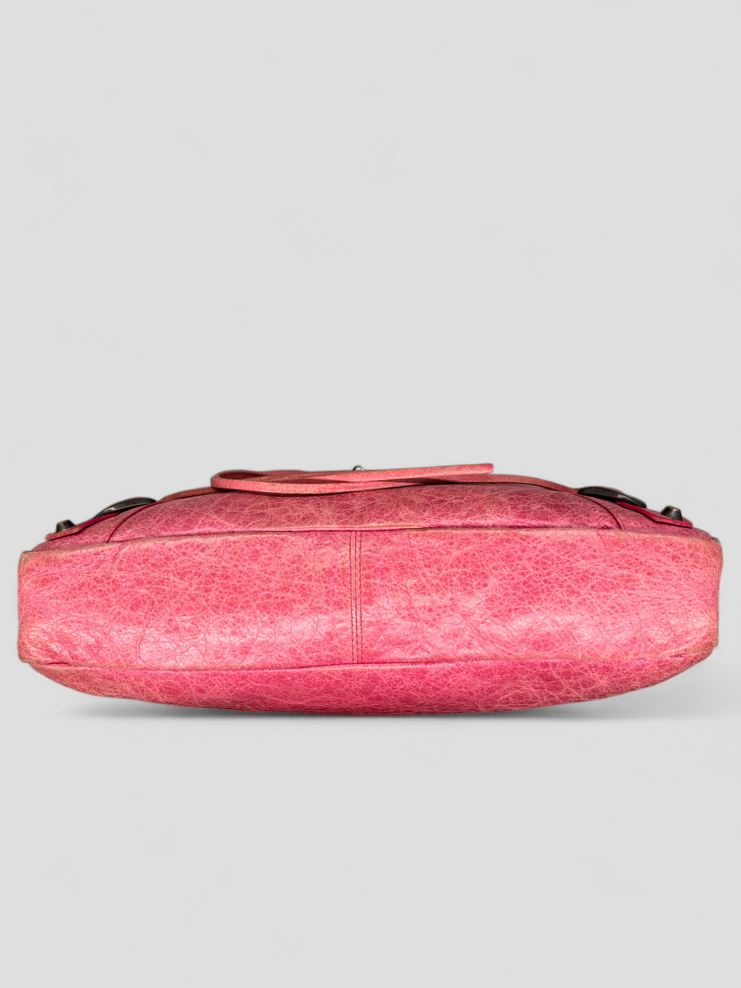 Balenciaga City Tasche aus strukturiertem Leder in Pink mit charakteristischen Metalldetails, Lederfransen und geräumigem Innenraum