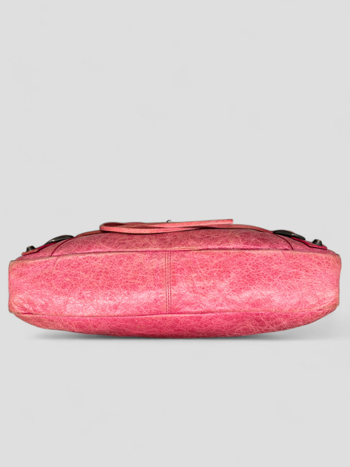 Balenciaga City Tasche aus strukturiertem Leder in Pink mit charakteristischen Metalldetails, Lederfransen und geräumigem Innenraum