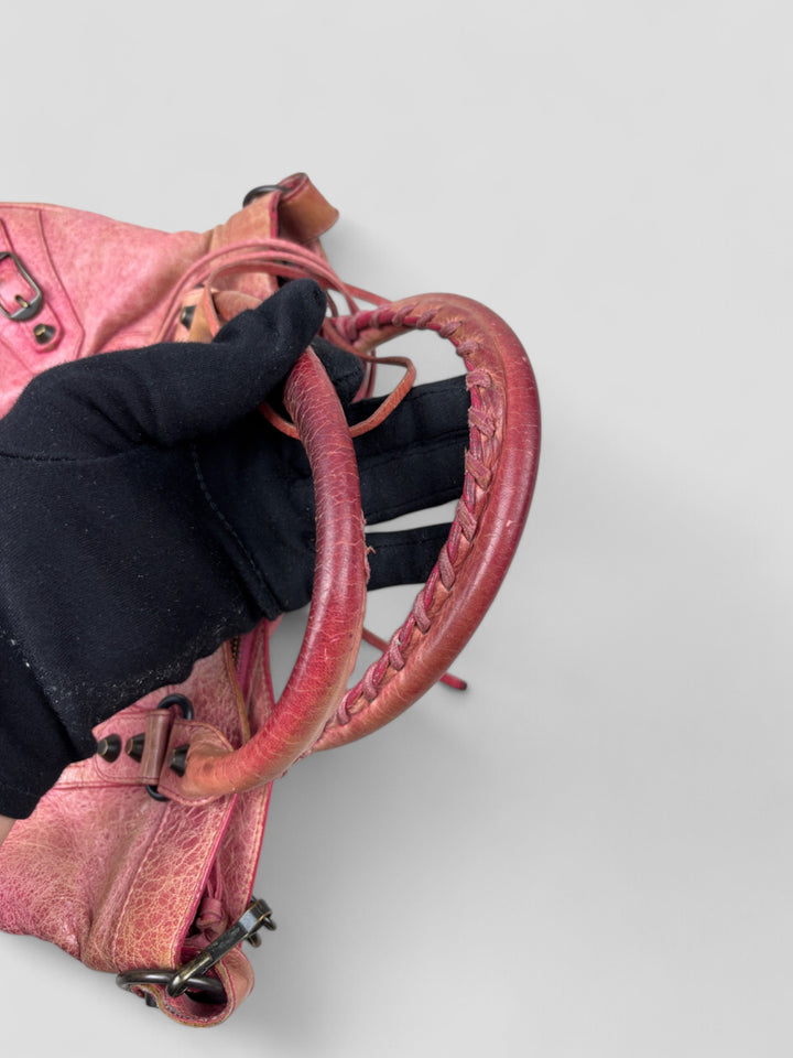 Balenciaga City Tasche aus strukturiertem Leder in Pink mit charakteristischen Metalldetails, Lederfransen und geräumigem Innenraum