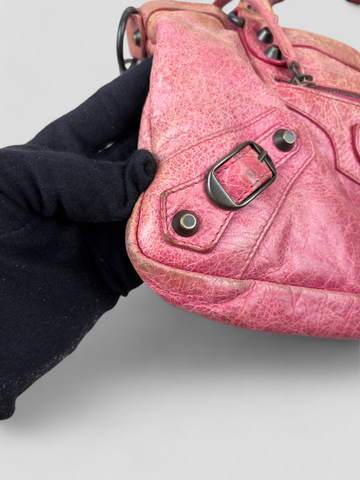 Balenciaga City Tasche aus strukturiertem Leder in Pink mit charakteristischen Metalldetails, Lederfransen und geräumigem Innenraum