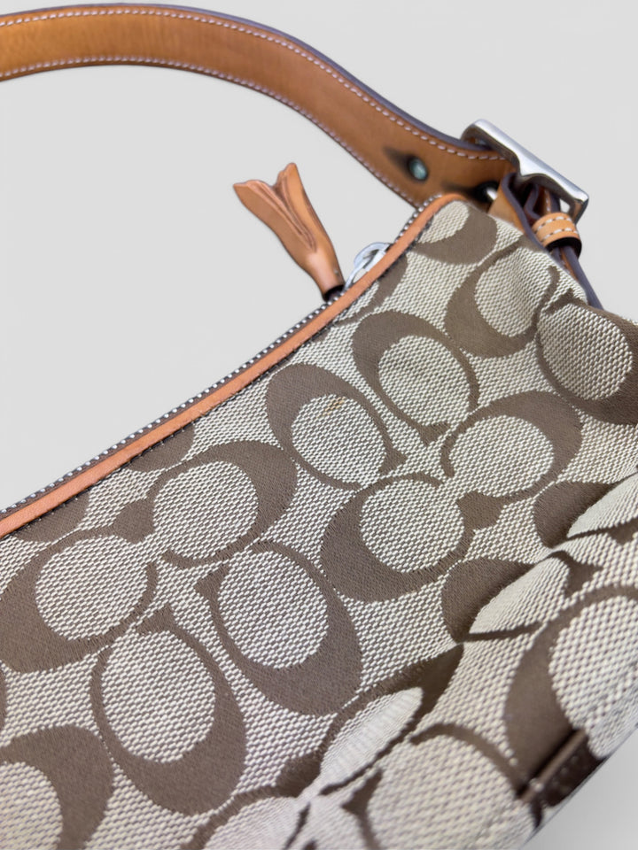 Coach Baguette Tasche in Braun-Beige mit ikonischem C-Monogramm und Lederdetails