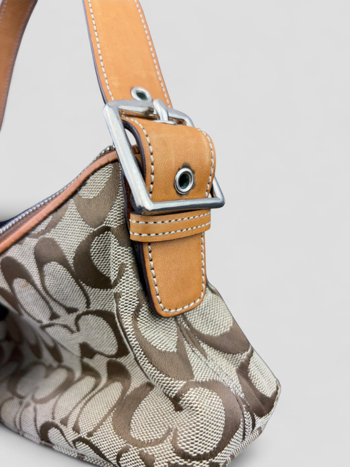 Coach Baguette Tasche in Braun-Beige mit ikonischem C-Monogramm und Lederdetails