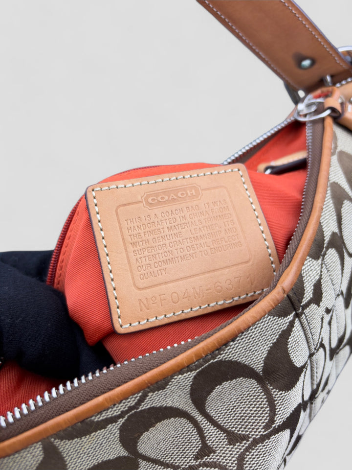 Coach Baguette Tasche in Braun-Beige mit ikonischem C-Monogramm und Lederdetails