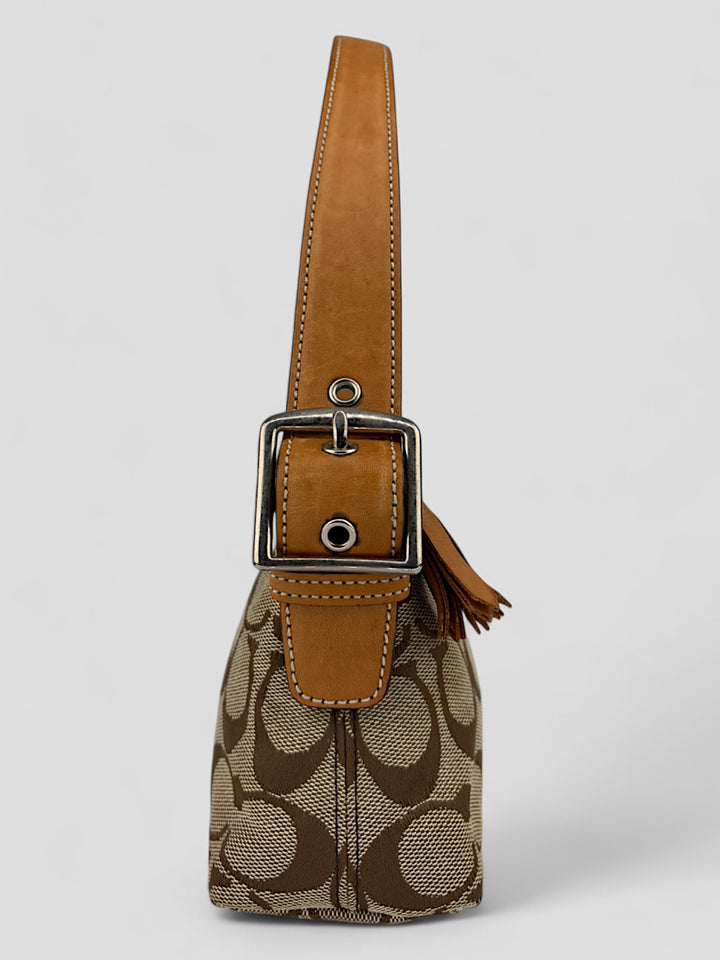 Coach Baguette Tasche in Braun-Beige mit ikonischem C-Monogramm und Lederdetails