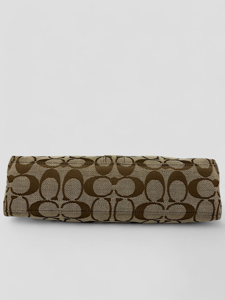 Coach Baguette Tasche in Braun-Beige mit ikonischem C-Monogramm und Lederdetails