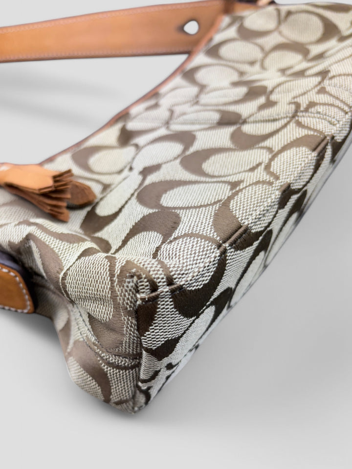 Coach Baguette Tasche in Braun-Beige mit ikonischem C-Monogramm und Lederdetails